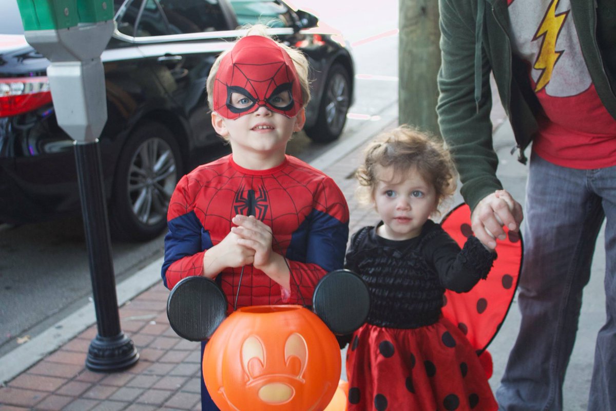 FivePointsSC's tweet photo. Five Points ๐ Trick or Treat ๐ป is back! Join us THIS Saturday at the fountain at 2pm for a blood drive, games & prizes! Starting at 5pm, you can ๐ฌ trick-or-treat ๐ซ with our merchants for all the candy feels! For more: https://t.co/a7ROI8T3vu
#lovefivepoints #playfivepoints https://t.co/tz9rYelFMt