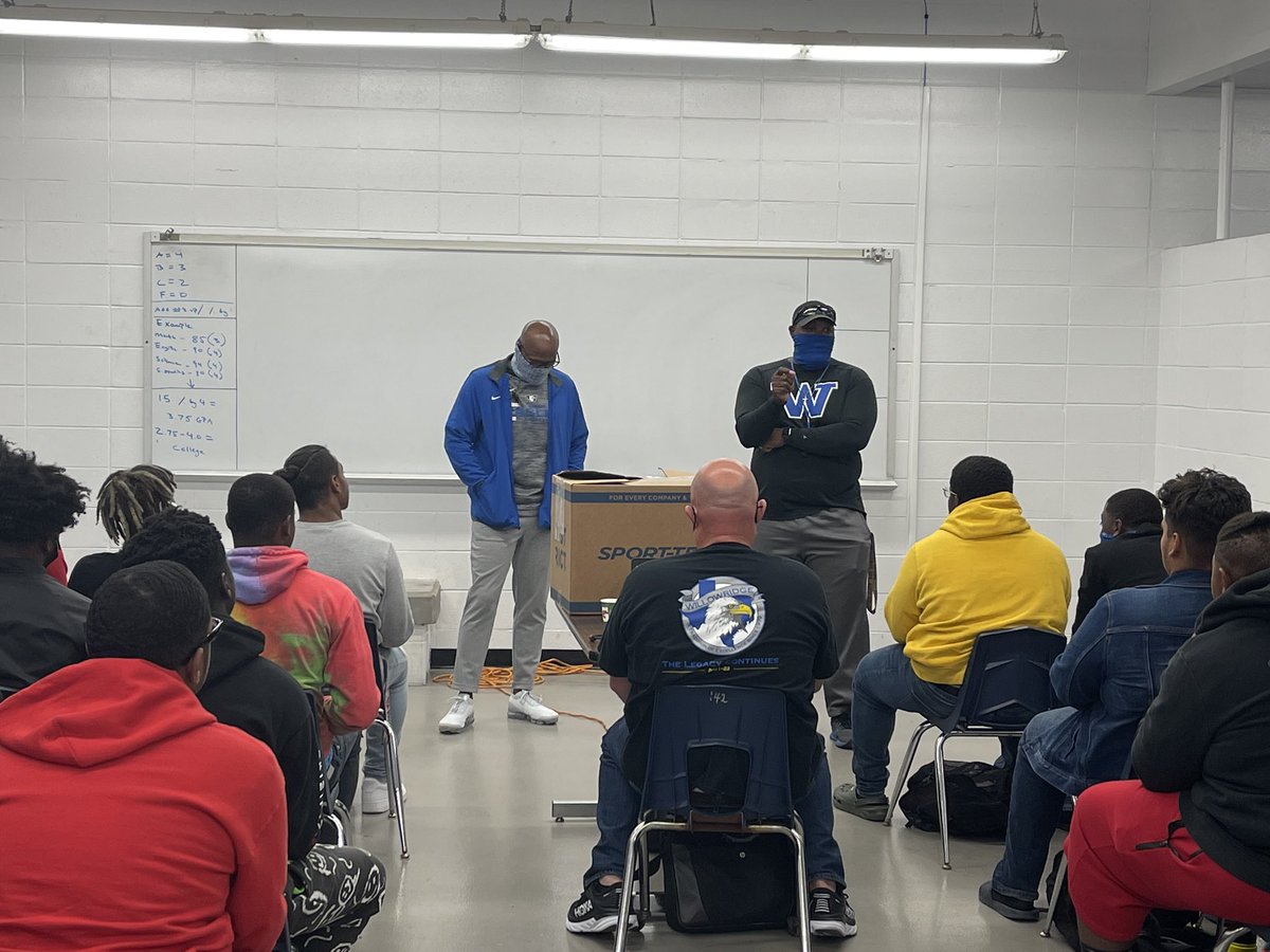 RChinyoung's tweet photo. Today we brought back a valuable Willowridge tradition in putting our student-athletes in game day polos. 🦅 

Thank you Principal Hayden in helping us build on our class and character. @Willowridge_HS https://t.co/Xw7kIv9iqb