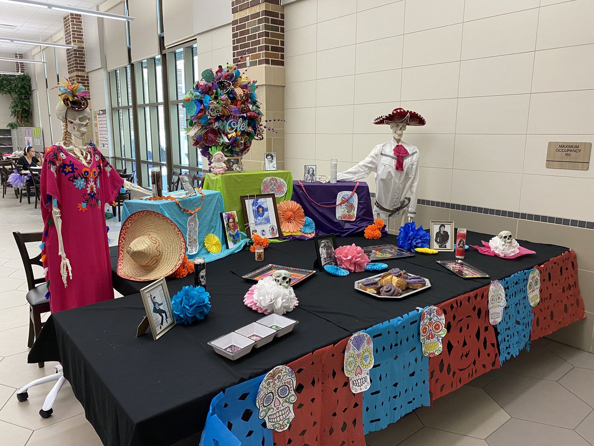 ChaseDeBord's tweet photo. Our @KleinCain students and teachers do Halloween right! English 1 had an awesome Book-or-Treat and Hola Club made an ofrenda. Love seeing kids excited about reading and their culture! https://t.co/yabkPdST3q