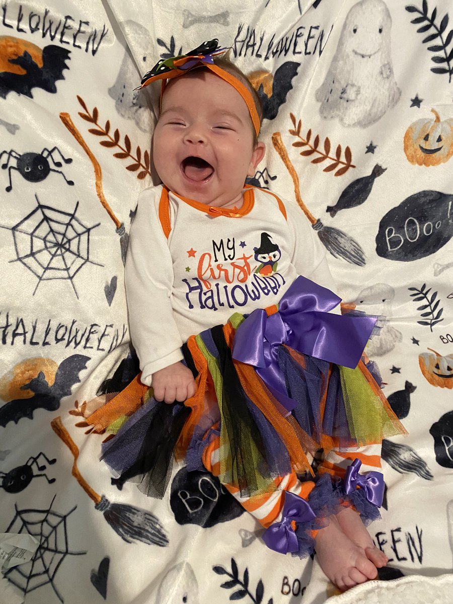 stacey_stary's tweet photo. My mom told me there is a holiday where they give out candy for free 👻🎃 https://t.co/yw1vXno3Cl
