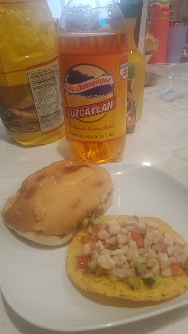 No es un deciuno saludable pero es delicioso ??? 
#Salvadoran #torta https://t.co/g8Qs7f0Rm5