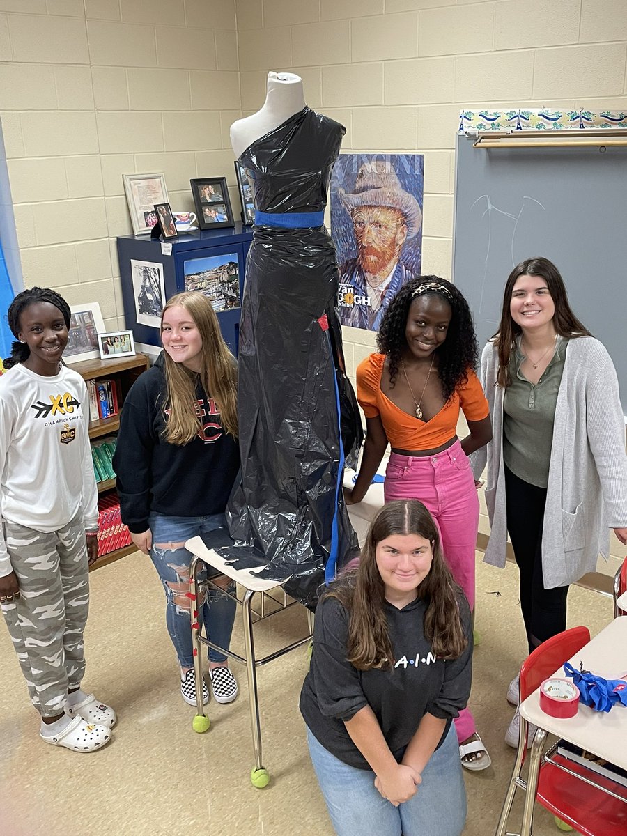 madamefhs's tweet photo. French Club learns abt Paris Fashion Week then gets creative!! https://t.co/mrmniLV0TP