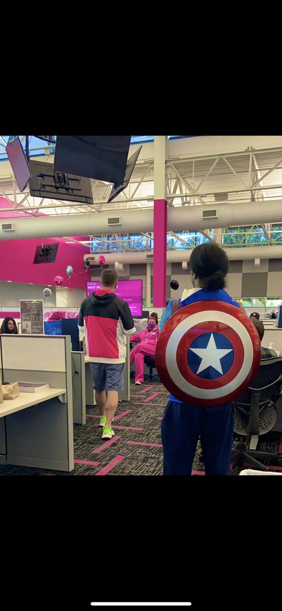 LuvlyLisa2209's tweet photo. @eljeffe316 rocking his Mahomes as he educates our newbies! #BetterTogether #TMOICT #Tmobile @mandamariepaget @KelsieTiffany @coopatroopa316 https://t.co/0IZONzVymK