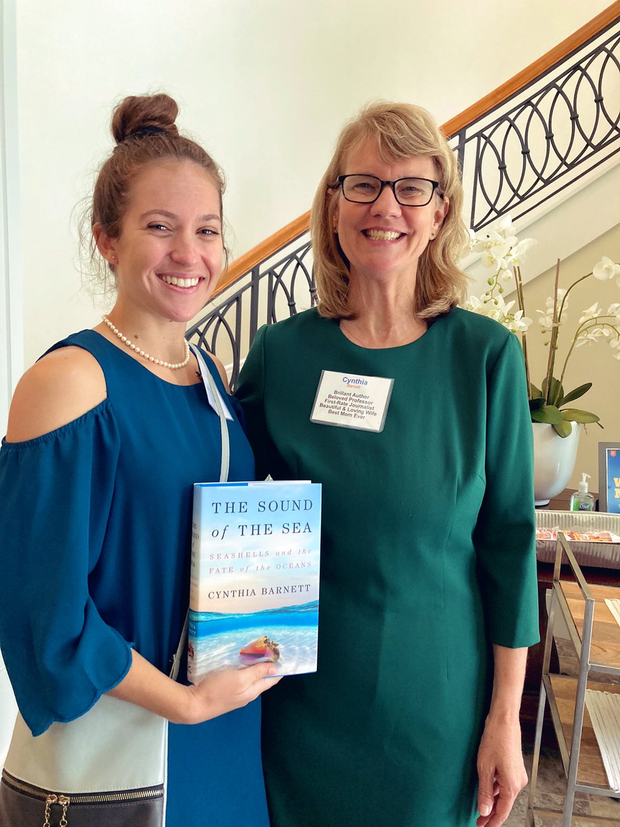 Had a blast this afternoon with <a href="/PresidentFuchs/">x</a>, his wonderful wife Linda, and my #EJUF Professor <a href="/cynthiabarnett/">Cynthia Barnett</a>. Students from every <a href="/UF/">FLORIDA</a> major gathered to learn about seashells, the fact checkers of human history. If we listen close, we can hear the fate of our oceans today🐚🌊