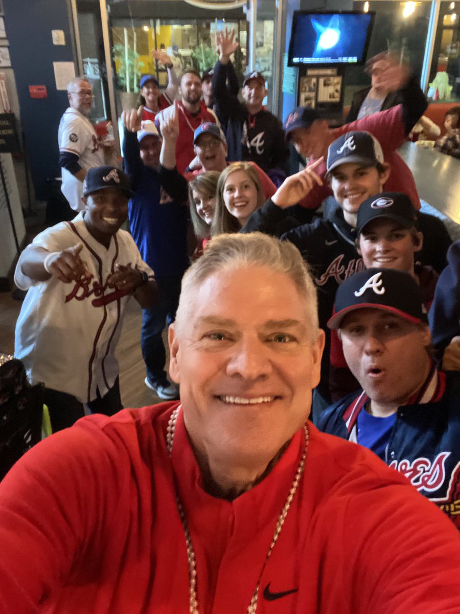 DaleMurphy3's tweet photo. Having fun over at @EatAtMurphs !!! And game faces too... https://t.co/gEdRhkxAS1