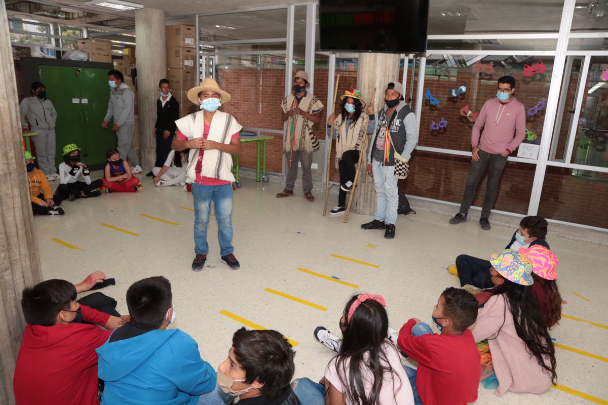 Educacionbogota's tweet photo. El #TruequeDeSaberes es un espacio para que niñas, niños y adultos transmitan sus ideas, experiencias e historias que les han marcado su forma de ver la ciudad. 🌍¡Juntos construimos la Bogotá del futuro! https://t.co/KOEUUZscL9