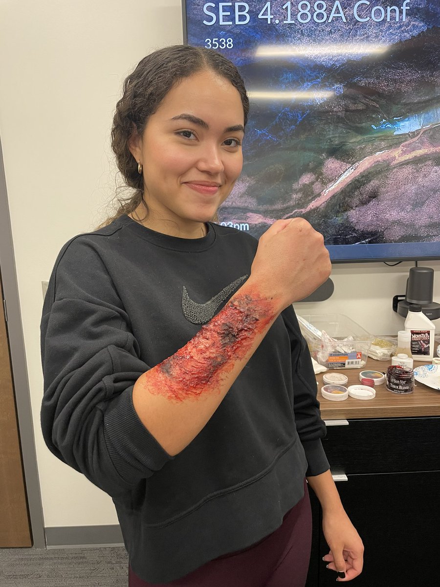 jennyhsieh5's tweet photo. Always a blast to celebrate Halloween 🧟♀️with the Hsieh lab! #DeadDisney #Hsiehnanigans @CourtneyLeeMcM @parulvarma123 @vnietoestevez @e_hurley15 @KaishaMeyer @glopu_ @sgameroa https://t.co/hmG0RQcMAq