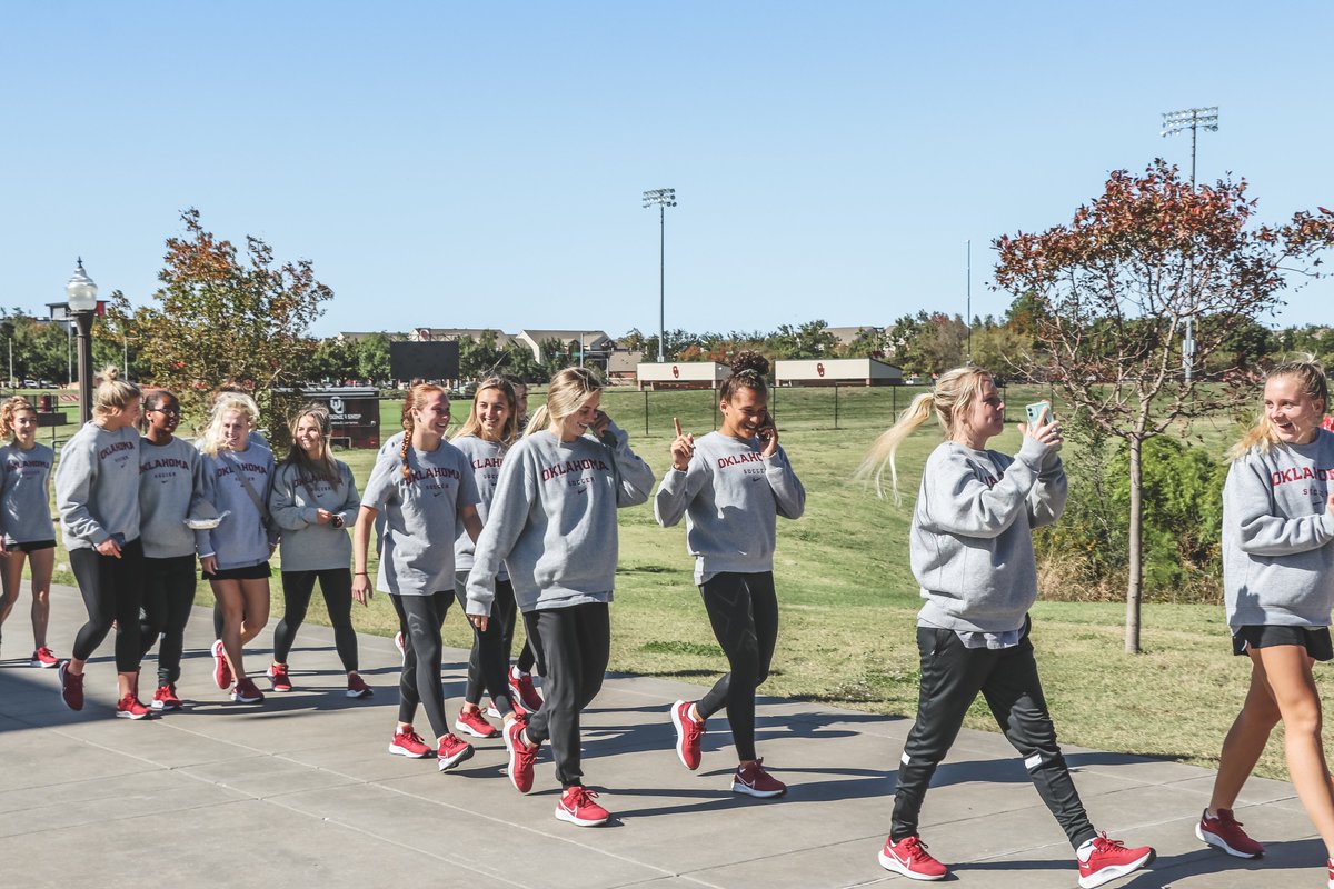 OU_WSoccer's tweet photo. Now that's a 𝘴𝘦𝘯𝘥𝘰𝘧𝘧 ☝️ 

Round Rock bound! 🚍 https://t.co/xYDzwkF0n1