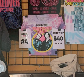 nbangasser's tweet photo. @twentyonepilots On Oct 16th a lovely young gal attended your concert in Chicago, the next day their rental car was broken into and her luggage was stolen.  In her suitcase was her brand new concert tee.  Any way we can get her a new one? https://t.co/MdzTDTNMqF