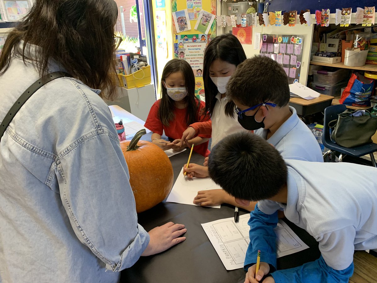 BrandyAcker1's tweet photo. Pumpkin carving fun! Not sure if Ss realized they were doing math and science while having so much fun! https://t.co/WEsO7SqENZ