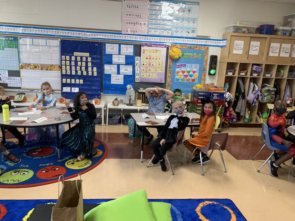 guricomps's tweet photo. Halloween fun in first grade! https://t.co/iomleZjv8e