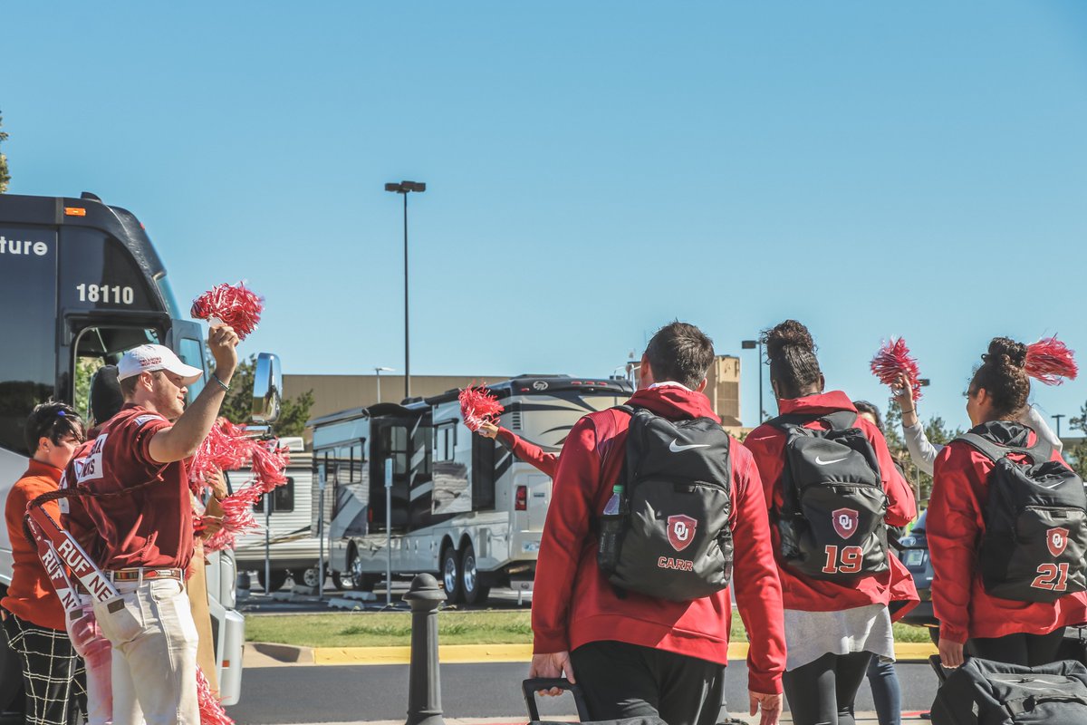 OU_WSoccer's tweet photo. Now that's a 𝘴𝘦𝘯𝘥𝘰𝘧𝘧 ☝️ 

Round Rock bound! 🚍 https://t.co/xYDzwkF0n1