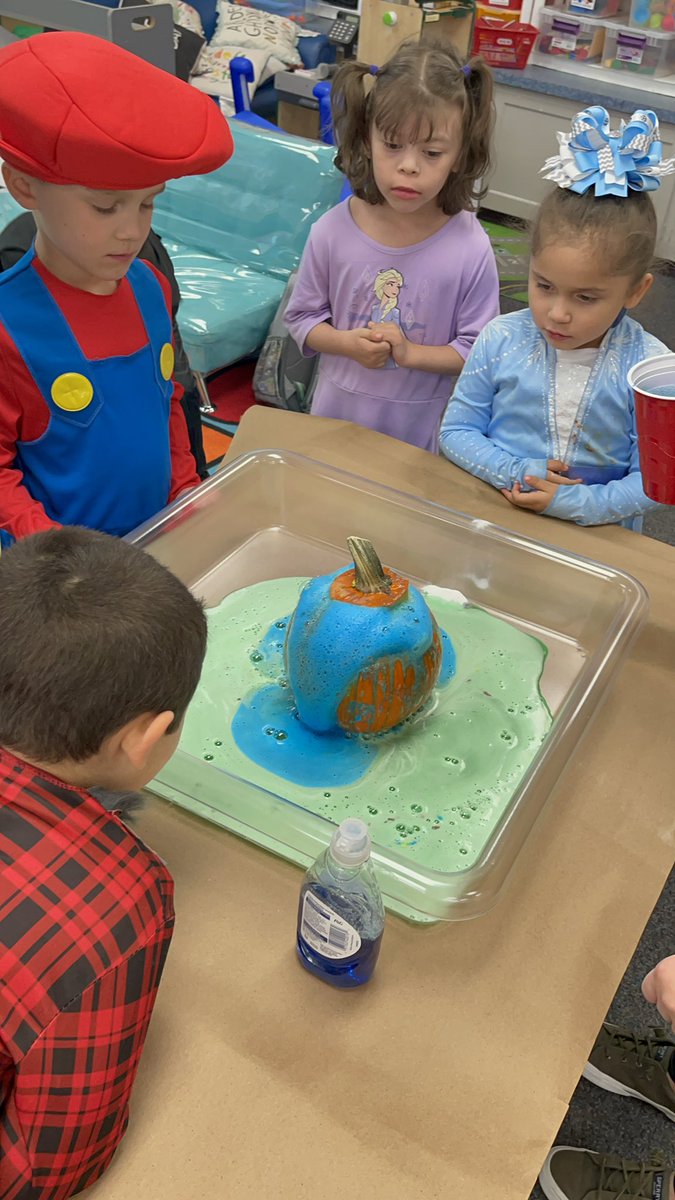 Vazquez_Isabel_'s tweet photo. Pumpkin Volcano #science  @DowlingTigers https://t.co/4YLNxunkQz