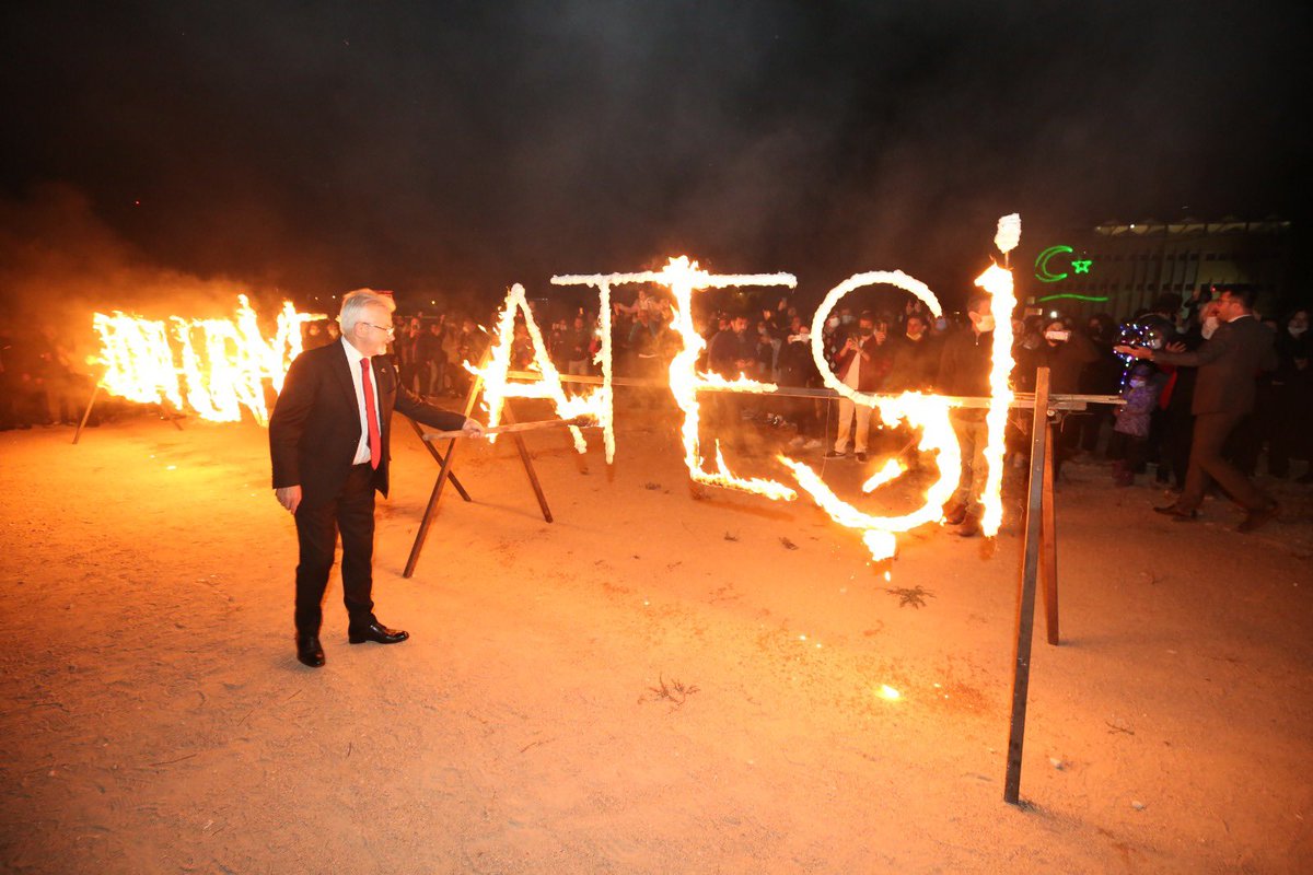 Biz Cumhuriyet sevdalılarıyız. Devrimleriyle, ilkeleriyle, renkleriyle, aydınlığıyla. Atamıza duyduğumuz saygıyla, yürüyüşümüzle coşkumuzu yaşatıyoruz. Var gücümüzle haykırıyoruz: YAŞASIN CUMHURİYET
#Nilüferde29Ekim 
#CumhuriyetAteşi