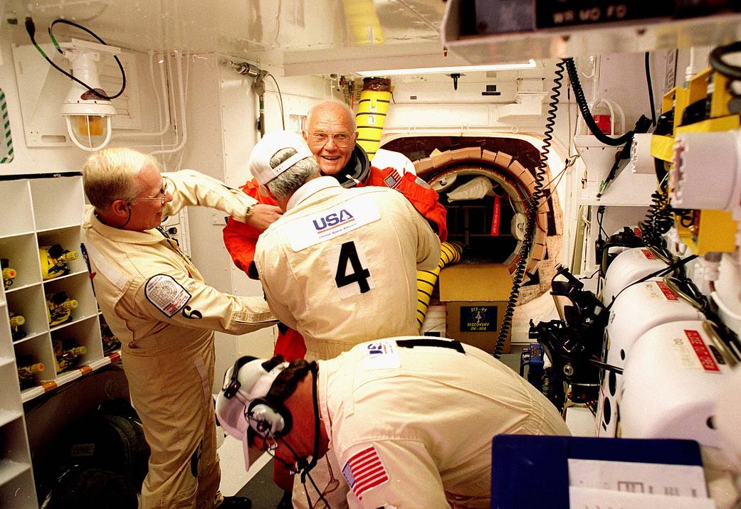 ExplorersClub's tweet photo. On this day in 1998, Space Shuttle Discovery took off with TEC Medalist #JohnGlenn on board, making him the oldest person to go into space at that time at the age of 77. #FBF #OTD #spacelight

📸: @NASA https://t.co/OpCkJKbLto