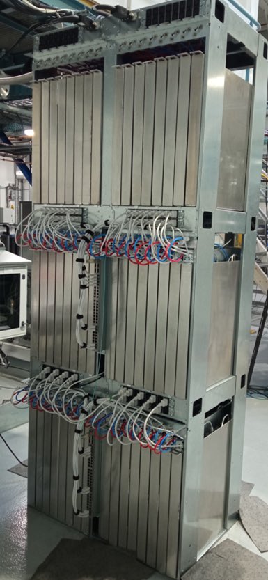 olesovhcom's tweet photo. New POC in progress : 
Immersion Cooling by @OVHcloud 
48 servers per rack
50KW per rack https://t.co/O1WdJTokgY