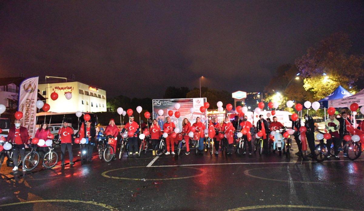 AskinToren1's tweet photo. Büyük cumhuriyet yolculuğunun heyecanına bir pedal da biz atmak için bugün hemşehrilerimizle beraber Ordu sahilindeydik. 

Bisikletlerimizle 🚲 balonlarımızla🎈bayraklarımızla 🇹🇷 98. yılında cumhuriyetimizin sevincini fener alayımızla yeniden yaşadık. https://t.co/G1rCvi4y0w