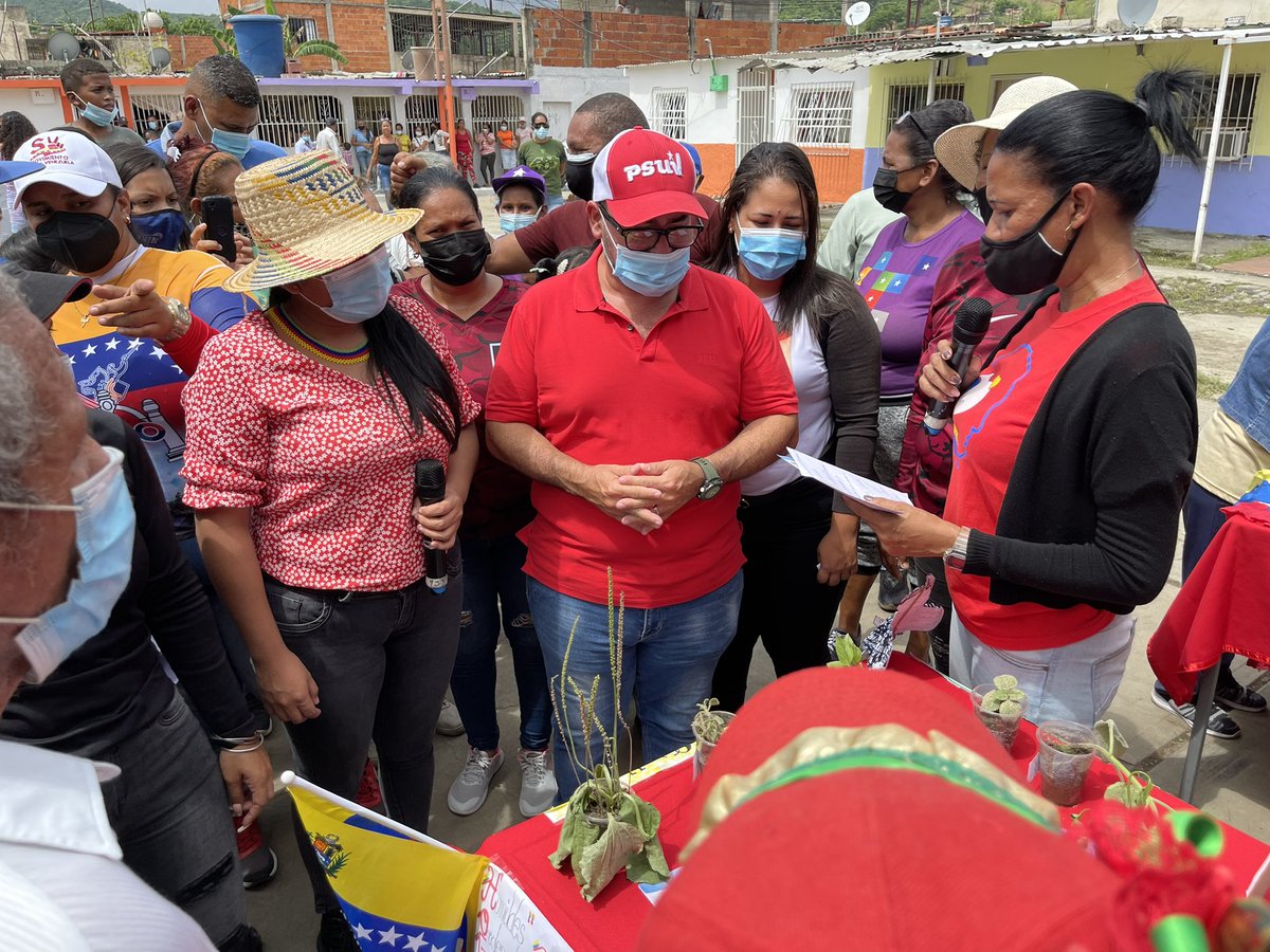 apuertocabello's tweet photo. #VamosConTodo Cumpliendo con políticas del Pte. @NicolasMaduro y Gobernador @rafaellacava10 Alcalde @JCbetancourt72 junto a la ViceMinistra de Pueblos Indígenas María Soledad conocieron las fortalezas de la Urb. Los Lanceros gracias a la cartografía social de esa zona. https://t.co/Hclqe2afk7
