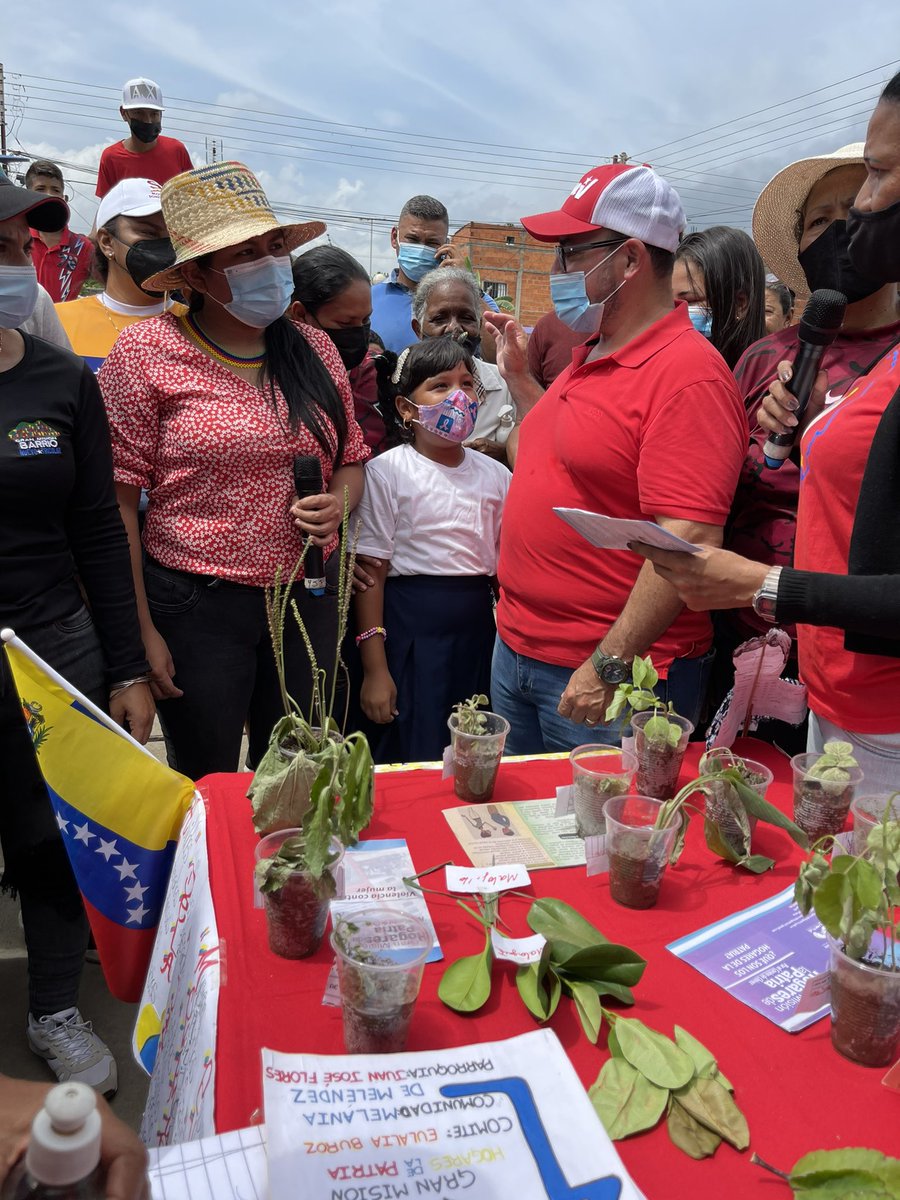 apuertocabello's tweet photo. #VamosConTodo Cumpliendo con políticas del Pte. @NicolasMaduro y Gobernador @rafaellacava10 Alcalde @JCbetancourt72 junto a la ViceMinistra de Pueblos Indígenas María Soledad conocieron las fortalezas de la Urb. Los Lanceros gracias a la cartografía social de esa zona. https://t.co/Hclqe2afk7