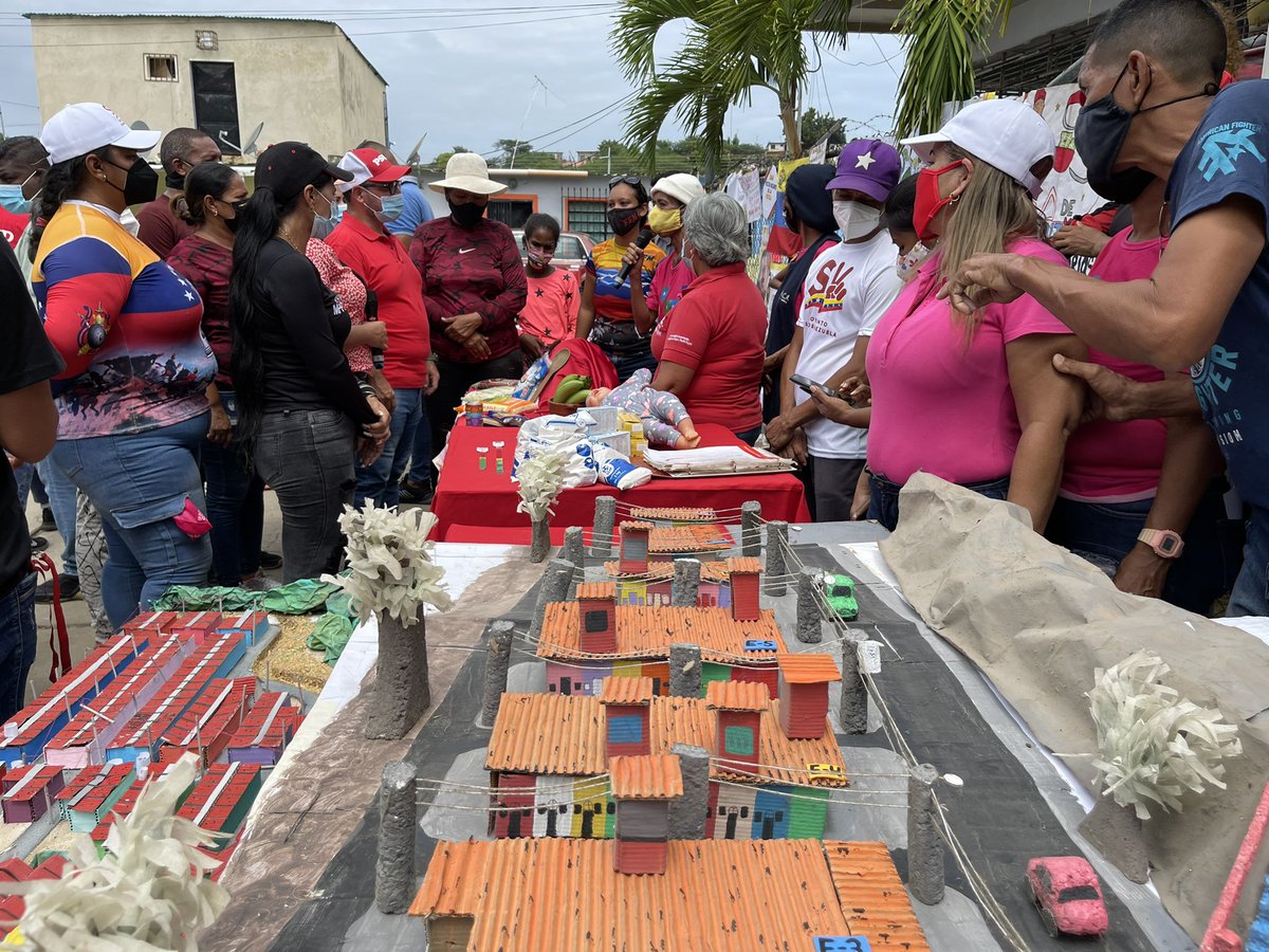 apuertocabello's tweet photo. #VamosConTodo Cumpliendo con políticas del Pte. @NicolasMaduro y Gobernador @rafaellacava10 Alcalde @JCbetancourt72 junto a la ViceMinistra de Pueblos Indígenas María Soledad conocieron las fortalezas de la Urb. Los Lanceros gracias a la cartografía social de esa zona. https://t.co/Hclqe2afk7