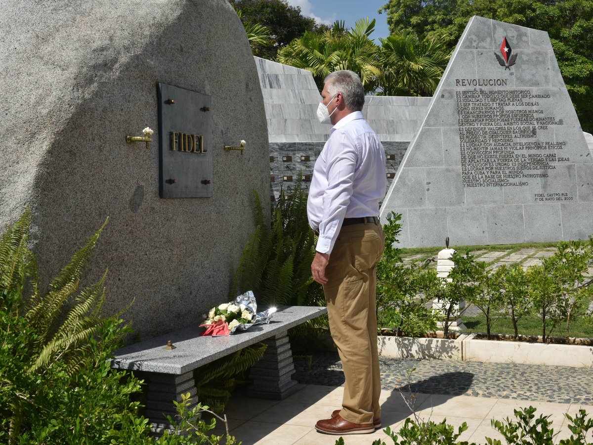 demevilla's tweet photo. Homenaje de @DiazCanelB en Santa Ifigenia al líder histórico de nuestra Revolución #Fidel. La continuidad de la #RevoluciónCubana está garantizada. La sostienen la determinación de luchar por ella y vencer #FidelPorSiempre @radio_rebeldecu https://t.co/tfB3IJHwg6