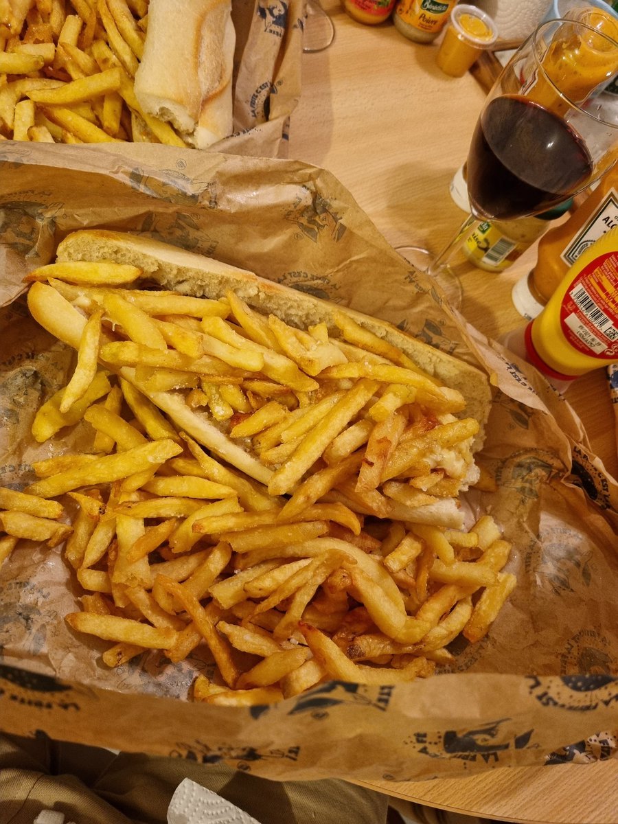 ericmanzanares's tweet photo. #VacancesEnPicardie
Jour 3: on bouffe local. Le taux de cholestérol monte en flèche bouchée après bouchée ↗️
#Friteries
#CestLeNord https://t.co/m09s4IUorW