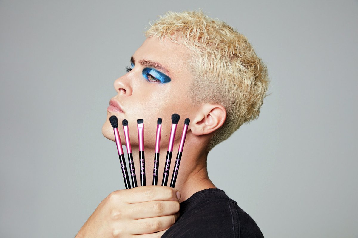MorpheBrushes's tweet photo. Create endless looks that cause everyone to stop and stare using our #MickeyandFriends TRUTH BE BOLD 6-PIECE BRUSH SET ($28usd).
Tap the photo to shop first exclusively through IG.
(IG Exclusive Presale is US Only. Launching globally 10/31)
#TruthBeBold https://t.co/bxrBIsbKlZ