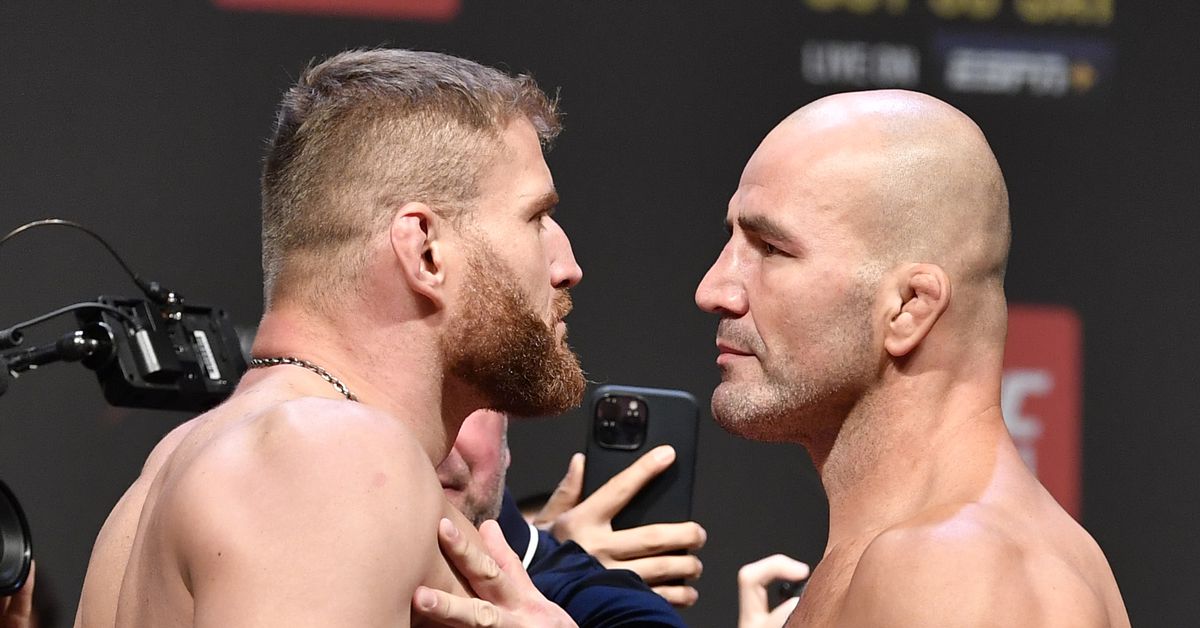 UFC 267 Embedded, part 4 - ‘Is that the belt? Is that the gift?’ dlvr.it/SBY8rr Tix: goo.gl/7kQpdg