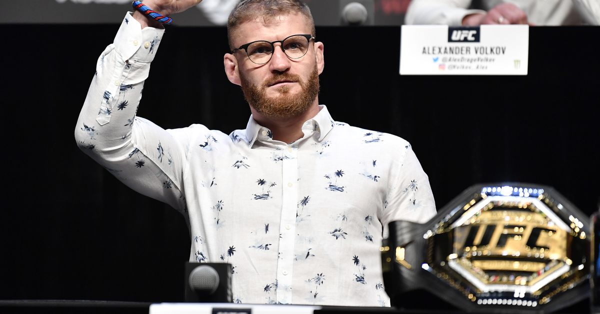 Video: Blachowicz gives Teixeira a birthday gift ahead of UFC 267 dlvr.it/SBY8ss Tix: goo.gl/7kQpdg