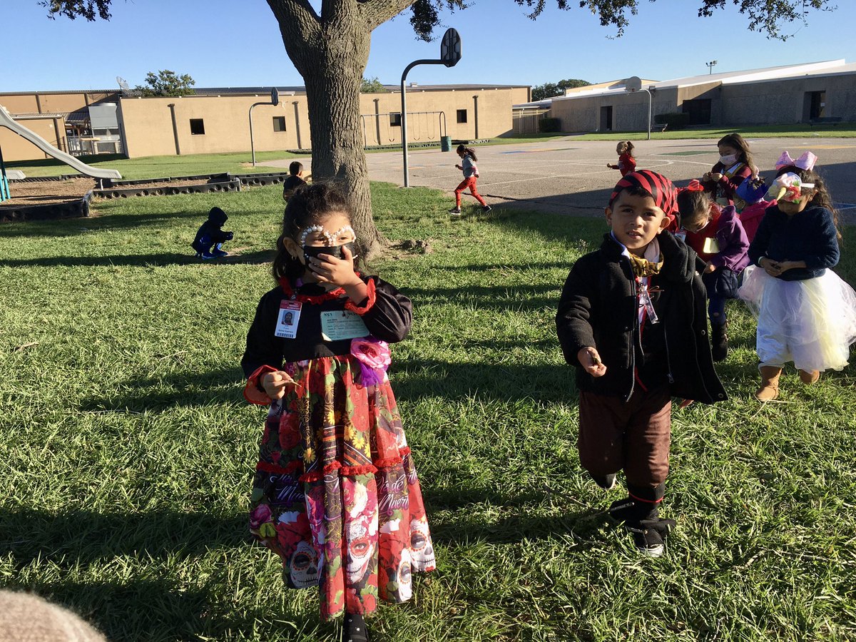 MsPerale's tweet photo. Today we had the greatest book characters in kinder! #RedRibbonWeek @KennedyCougs https://t.co/OGNmck6cl4