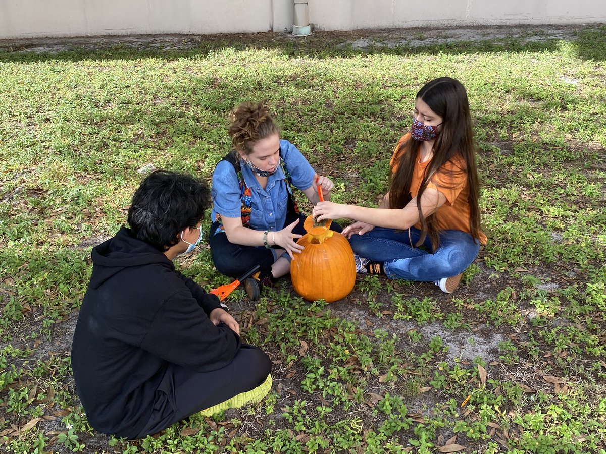 1369Mythos's tweet photo. Carving #pumpkins for #Halloween with the rest of @MiddletonRobot and @mhsswe! https://t.co/eRiyYy5tCa
