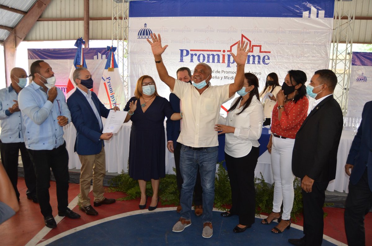 AzuaProvincial's tweet photo. La gobernadora Grey Pérez Díaz participó este viernes en un acto donde a través @Promipyme_RD fueron beneficiados con préstamos, empresarios del café, aguacate, la industria textil y otros, con un monto que supera los RD$46,000,000

@luisabinader @porfirioppc @chuvasquez https://t.co/pEpVyVPqy5