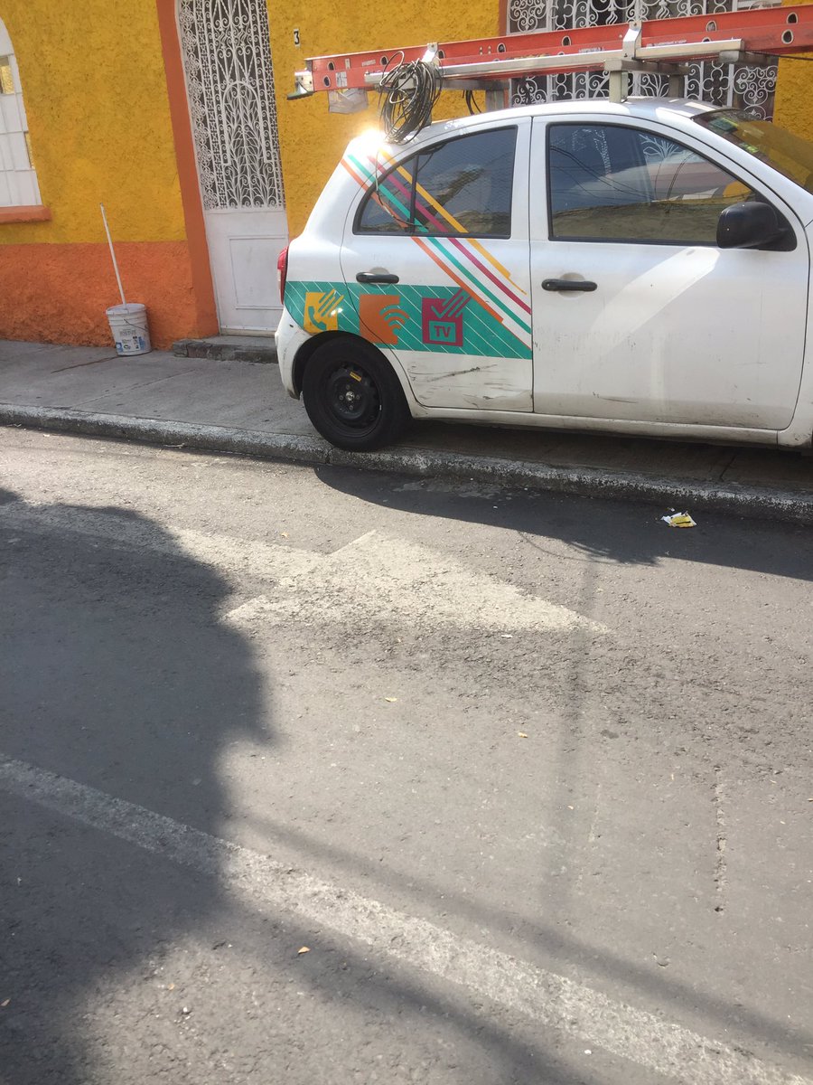 AmericasUnidas_'s tweet photo. @OHarfuch @OVIALCDMX @SSC_CDMX @UCS_GCDMX por favor ayuda para liberar banqueta en Hilario Pérez de León #3 casi esquina Niños Héroes col @AmericasUnidas_ @Col_AmeUnidasBJ automóvil de @izzi_mx impide caminar seguro @BJAlcaldia @STaboadaMx https://t.co/ossptERXPi