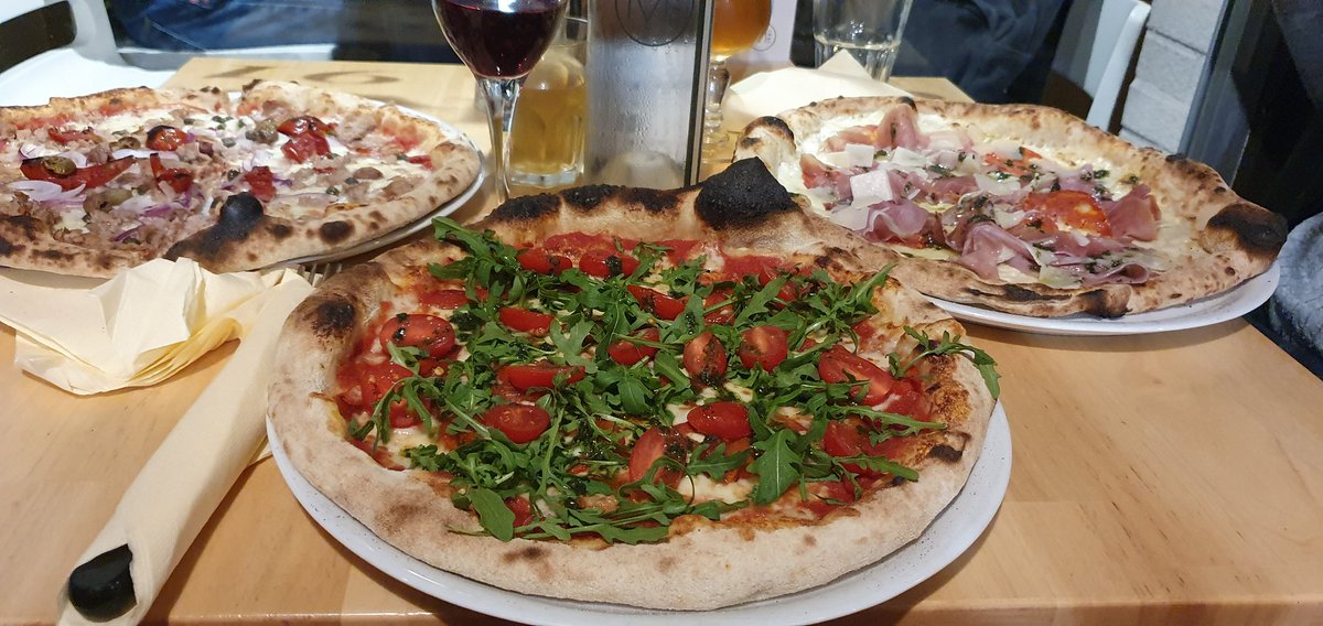 régalade de pizza <a href="/PizzaMongelli/">Mongelli 1961</a> 👌