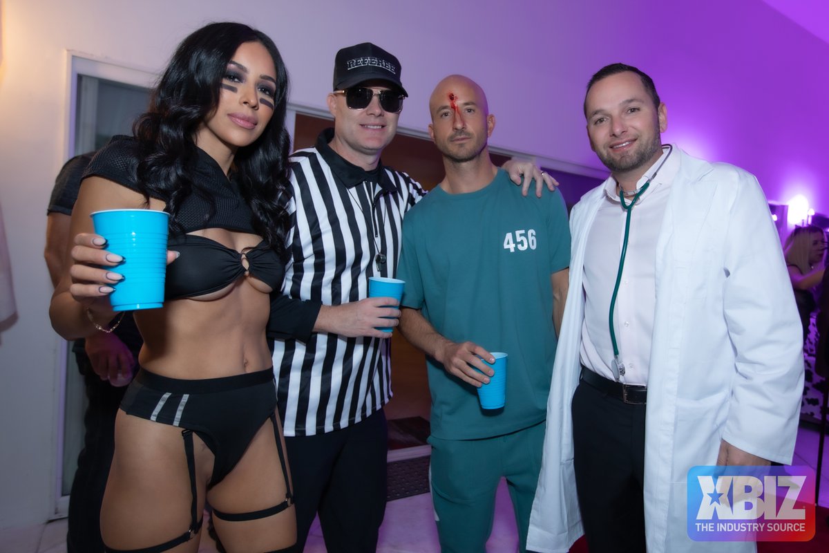 industrybyrick's tweet photo. A few pix from @MotleyModels Halloween Party
@XBIZ  #PleaseTagYourself https://t.co/LKMwsNOAzd