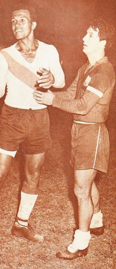 AntonioUbilla1's tweet photo. Vicente Lecaro , Leonel Sánchez, Ecuador vs Chile en Lima el 12 octubre 1965 #Lecaro #Leonel #EliminatoriaSudamericana https://t.co/6r3BFgOOUZ