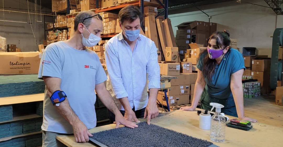 fuerzapatria_vl's tweet photo. 🏭 | @lucasboyanovsky y @MarceCortiellas visitaron la fábrica Feprol en Villa Martelli para conocer y charlar con sus dueños y empleadxs. 

Por un #VicenteLópez que le diga #Sí a la producción y el trabajo.

#SalimosAdelante ☀️ https://t.co/LgDfMpFd35