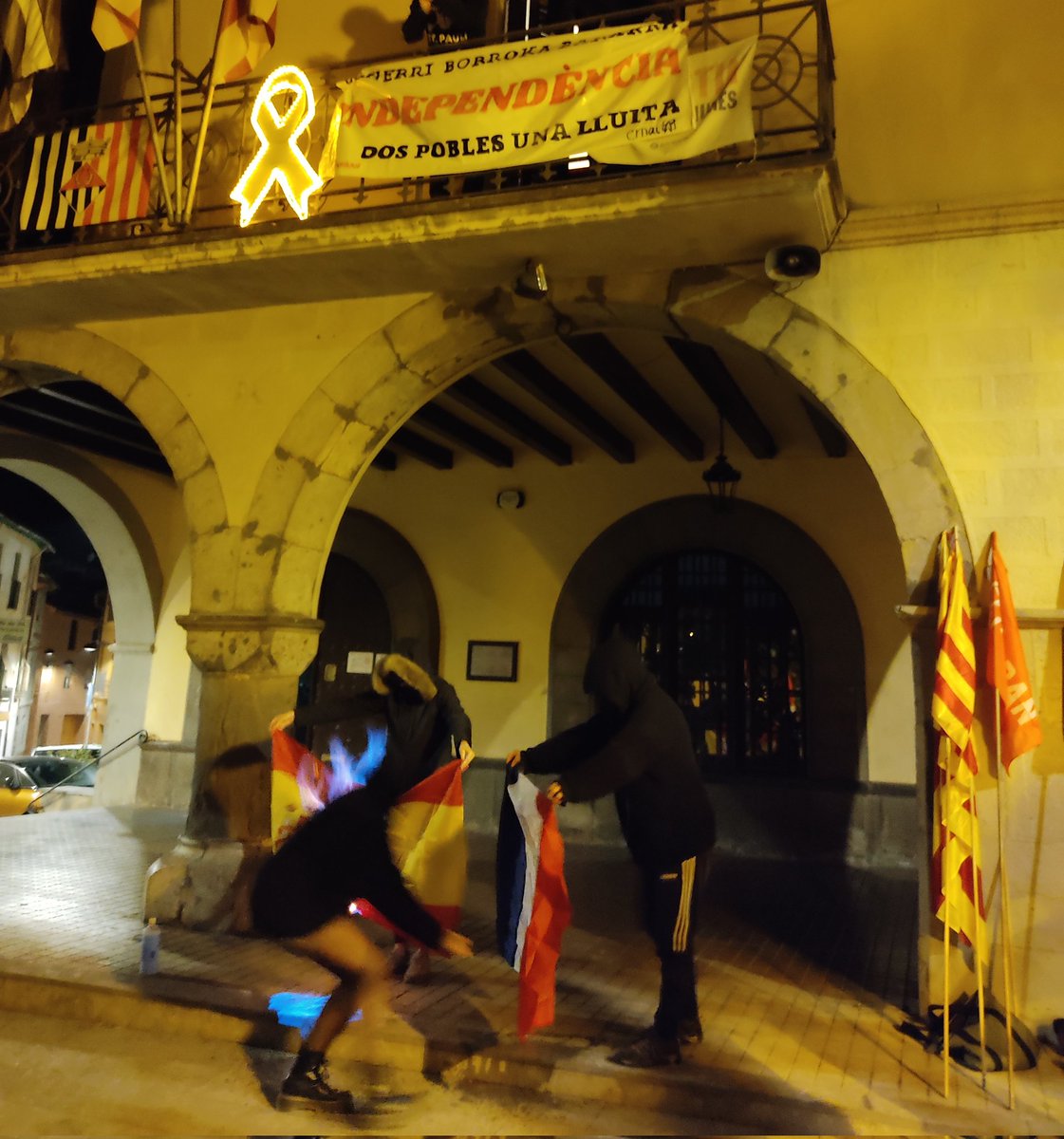 ArranOsona's tweet photo. 📸 Marxa pels carrers de Sant Quirze de Besora i rebuda a l'Ajuntament per part de @SompobleS-CUP, que hi governa. 
🇫🇷🔥🇪🇸 Ni França, ni Espanya: Països Catalans! Bi herri, borroka bakarra! @ernai_irunerria #Osona https://t.co/8Tskqco423