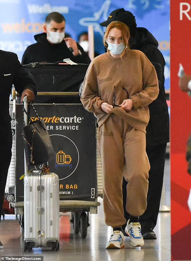 lavitalohan's tweet photo. Lindsay Lohan spotted arriving at JFK Airport in New York earlier today! 🛬🏙️

🚨 Lindsay Lohan is back in the US for the first time in two years. https://t.co/Ffp4VMTp2x