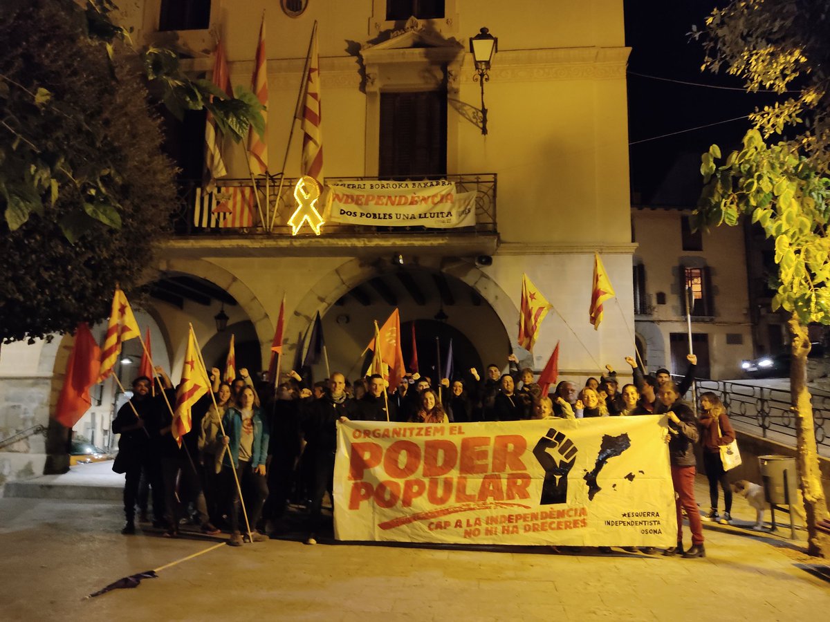 ArranOsona's tweet photo. 📸 Marxa pels carrers de Sant Quirze de Besora i rebuda a l'Ajuntament per part de @SompobleS-CUP, que hi governa. 
🇫🇷🔥🇪🇸 Ni França, ni Espanya: Països Catalans! Bi herri, borroka bakarra! @ernai_irunerria #Osona https://t.co/8Tskqco423