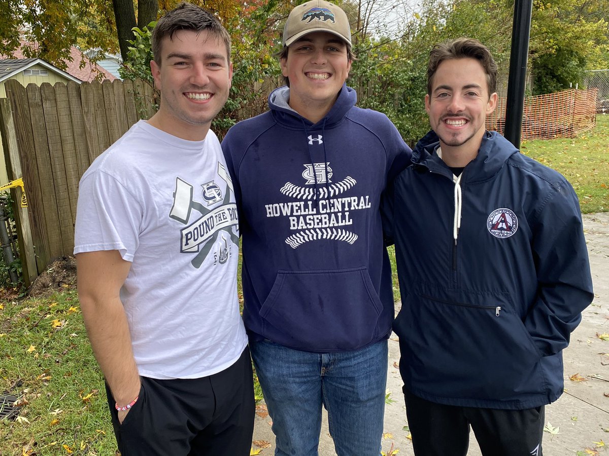 Harris_Mgmt's tweet photo. Ran into some SPARTAN alums who wanted to come by and cheer on their alma mater in Springfield today!  #AlumniPride https://t.co/zbq2nHuiLq