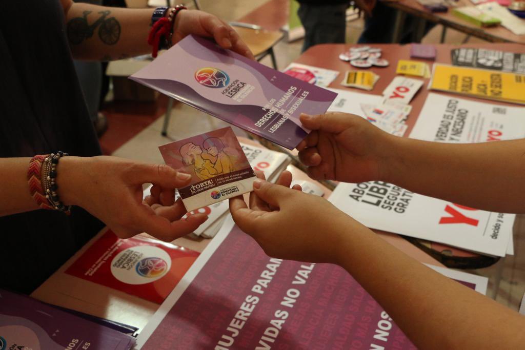 C_CoSeCh's tweet photo. 🔴Nos comparten fotos del Liceo Emilia Toro de la comuna de Santiago, establecimiento con el que co-organizamos y participamos en la Feria de Sexualidades y DDSSRR el pasado miércoles 27 de octubre.

#ESI #Educaciónsexualintegral #underecho
#COSECH #VivirSinMachismo #activistas https://t.co/uHEo4mjtoX