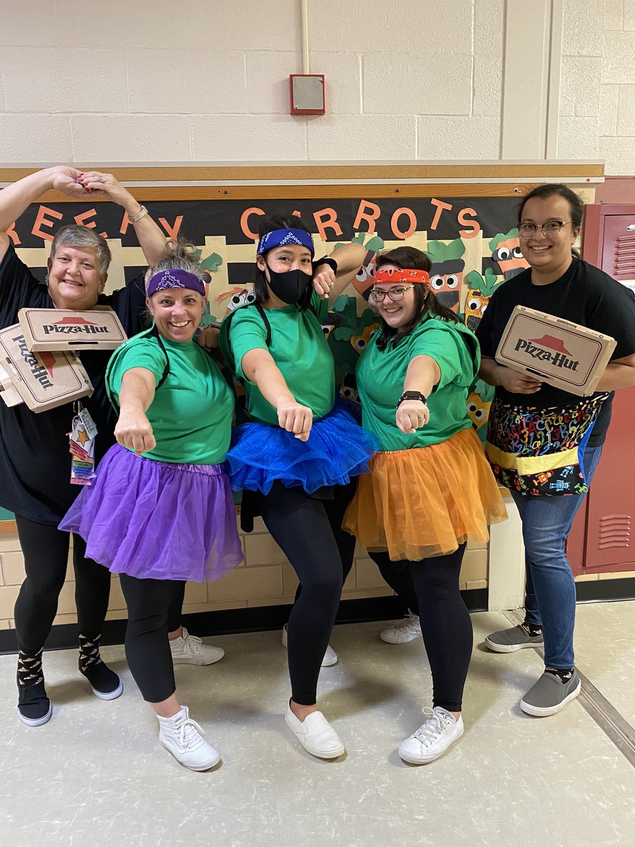 Crazy4Kinder's tweet photo. Team Kindergarten! (Minus one) @smalldogmom57 @ruby_monzon #TMNT #pizzahut #proud2beNRE #risdpoweroflove https://t.co/MvzW44NN9W