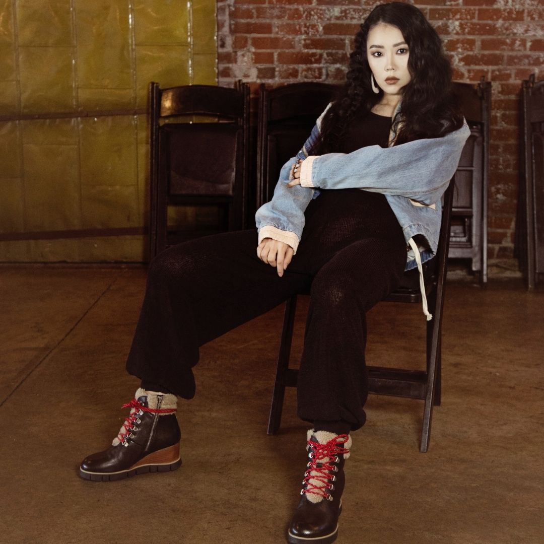 DibaTrue's tweet image. BUSY BUN by Diba True is the cozy, cool favorite of the season. A classic wedge hiking boot features an exposed faux sherpa lining on the padded collar and tongue. #newshoes #dibatrue #sotd #musthave #shopnow #newarrivals #explore #follow #bloggers #trending