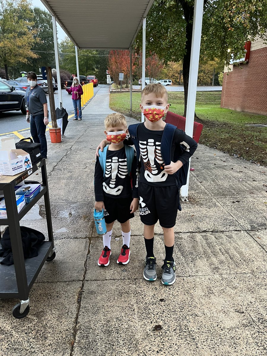 KayRob031's tweet photo. We ended Red Ribbon Week with TWIN DAY! Check out all of our sibling “twins” today! #CES_RRW_21 https://t.co/sbNEQYk16e