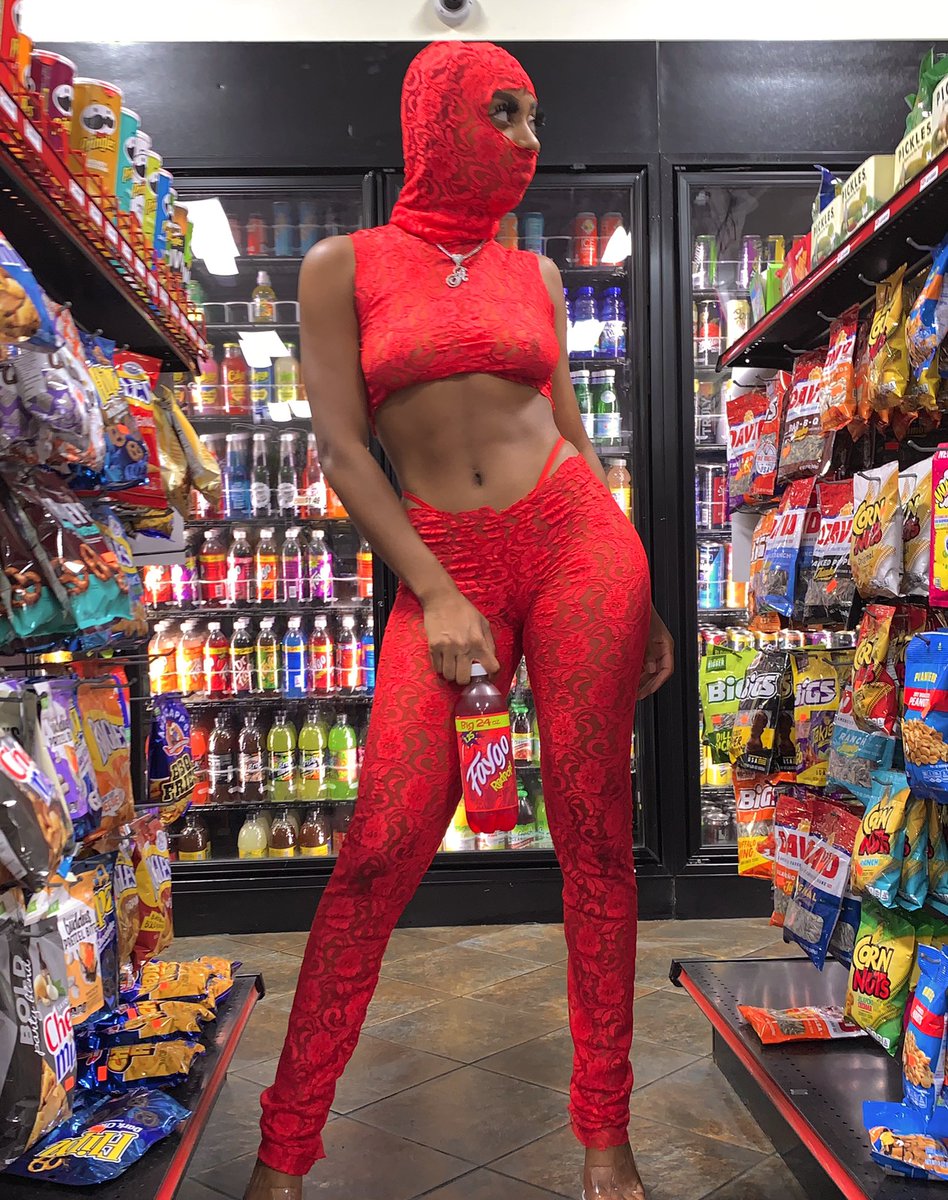 _theonlyaj's tweet image. hey y’all 👋🏽 I’m a fashion designer located in Detroit MI.. all my pieces are handmade by me🪡 a simple retweet could get me my next costumer ,thank you 💕 Follow IG: @ the.itgirlcollection for more of my work🔥