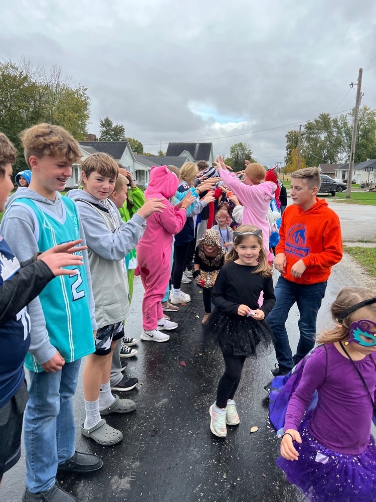 PVOMustangs's tweet photo. Thank you PVO JH students and teachers for coming to North to help our PVO kids parade today.  Thank you FAMILIES for joining us.  The kids LOVED it. https://t.co/TOe7SUUcAM