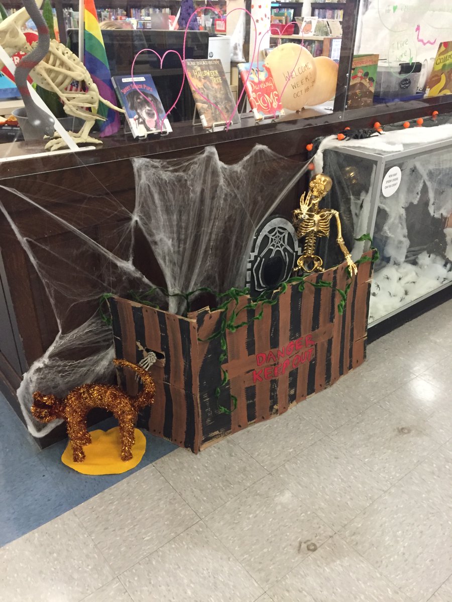 andGRASSI's tweet image. Hearing the kids say: OOOO TAKE A PHOTO OF ME IN THE COFFIN brings joy to my heart #HalloweenLibrary