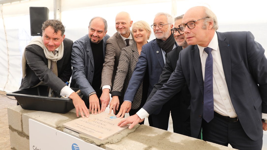 justdijon's tweet image. #justdijon to innovate 🏗
1ère pierre de la tour Elithis Arsenal ce matin. Le groupe Elithis est dijonnais et figure parmi les leaders de l&apos;efficience énergétique et environnementale. Ce futur bâtiment aura un bilan énergétique positif dès sa mise en service. @ElithisGroupe