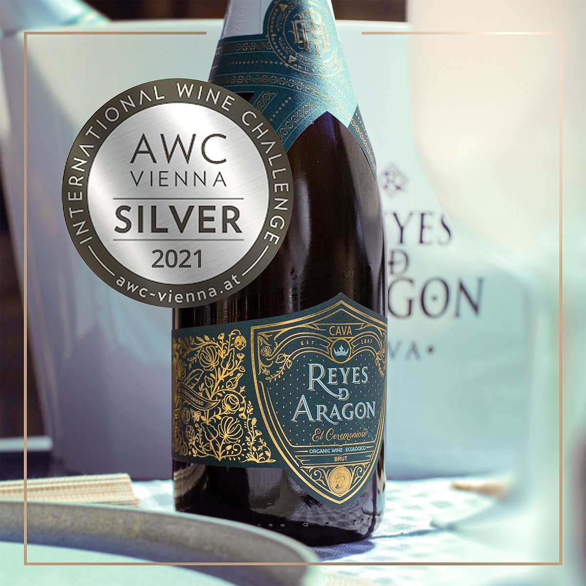 bodegas_langa's tweet photo. ¡Sumamos nuevos éxitos en prestigiosos concursos internacionales! 
Cava Reyes de Aragón "El Ceremonioso" 
Brut Ecológico ha sido galardonado con una medalla de plata en el concurso AWC Vienna, celebrado recientemente en la capital de Austria. https://t.co/PrrHZ7hxXq